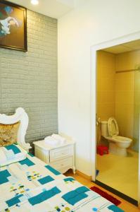 a bedroom with a bed and a bathroom with a toilet at Căn hộ Nghỉ Dưỡng Aparment Melody Vũng Tàu - Tomorrow Homestay 1 in Vung Tau