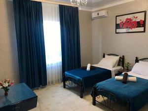 En eller flere senge i et værelse på Hotel Barhat Аktobe