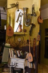 a wall with a bunch of guitars hanging on a wall at Willa Pod Dobrym Humorem in Miedzygorze