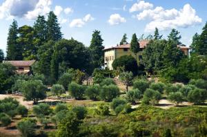 a house in the middle of a garden at Agriturismo Villa Gorgognano in Certaldo