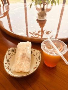 un pezzo di pane su un piatto accanto a un drink di Love Penghu Homestay a Huxi