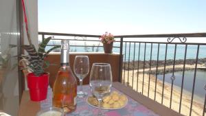 內塞伯爾的住宿－阿克羅蒂里亞海灘公寓大樓，一张桌子,上面放着两杯酒和一瓶葡萄酒