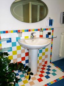 een badkamer met een wastafel en een spiegel bij Appartamento Oristano città in Oristano