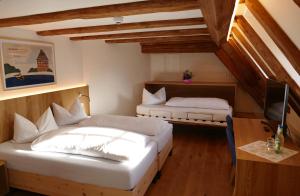 Tempat tidur dalam kamar di Hotel zum schwarzen Ross und Gutmann Zur Post