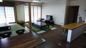 sala de estar con sofá y mesa en 森と空と家 Spacious private house Moritosora, en Sanmu