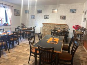 Reštaurácia alebo iné gastronomické zariadenie v ubytovaní Penzion a Restaurace Na Jízdárně