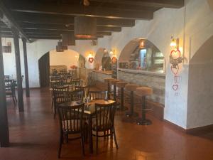 Reštaurácia alebo iné gastronomické zariadenie v ubytovaní Penzion a Restaurace Na Jízdárně