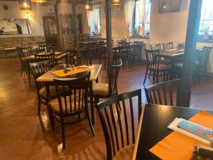 Reštaurácia alebo iné gastronomické zariadenie v ubytovaní Penzion a Restaurace Na Jízdárně