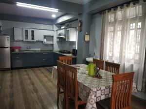 Η κουζίνα ή μικρή κουζίνα στο Langdak Homestay