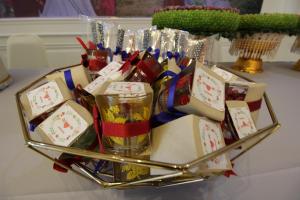 una bandeja llena de etiquetas de regalo de Navidad y una vela en Nonghan Grand Hotel and Resort en Amphoe Nong Han