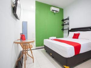 Ένα ή περισσότερα κρεβάτια σε δωμάτιο στο RedDoorz Syariah near DBL Arena 2