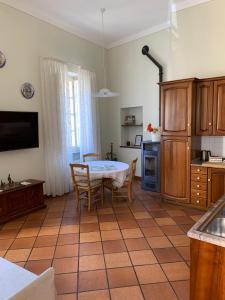 アオスタにあるPalù vacanze: Cuore del centro storicoのキッチン(テーブル、椅子付)