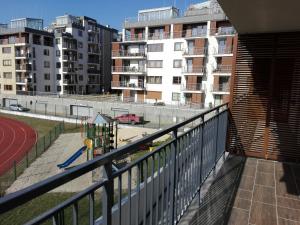 un balcón con vistas a un aparcamiento con edificios en Apartament Marzenie 6 - Opole en Opole