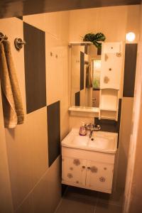 un bagno con lavandino e specchio di Two Bedroom Apartment Downtown Ivanovi a Varna Altre 15 foto