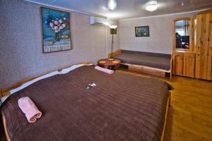トヴェリにあるGuest House na Troitskoyのベッドルーム1室(大型ベッド1台、大型ベッドサイドシックス付)