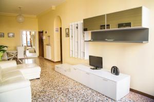 ヴェネツィアにあるCa' Geremia Apartmentのリビングルーム(ソファ、壁掛けテレビ付)
