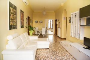 sala de estar con sofás blancos y TV en Ca' Geremia Apartment, en Venecia