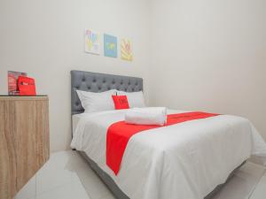 เตียงในห้องที่ RedDoorz near Ciputra Golf Surabaya