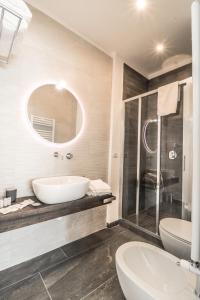 bagno con vasca, lavandino e specchio di Le stanze di Virgilio a Napoli