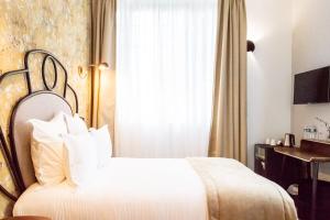 Postel nebo postele na pokoji v ubytování Hotel des Iris