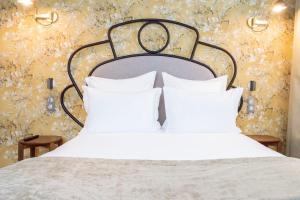 Postel nebo postele na pokoji v ubytování Hotel des Iris