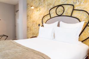 Postel nebo postele na pokoji v ubytování Hotel des Iris