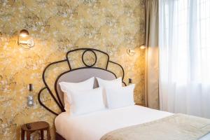 Postel nebo postele na pokoji v ubytování Hotel des Iris
