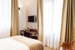 TV a/nebo společenská místnost v ubytování Hotel des Iris
