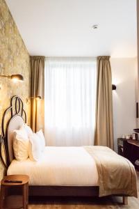 Postel nebo postele na pokoji v ubytování Hotel des Iris