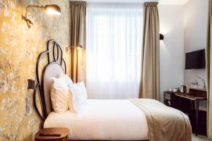 TV a/nebo společenská místnost v ubytování Hotel des Iris