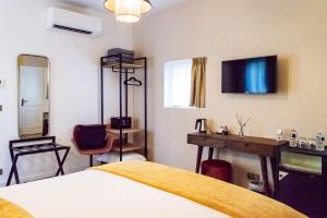 TV a/nebo společenská místnost v ubytování Hotel des Iris