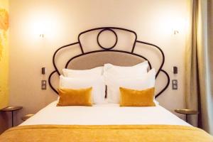 Postel nebo postele na pokoji v ubytování Hotel des Iris