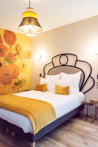 Postel nebo postele na pokoji v ubytování Hotel des Iris