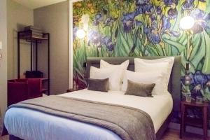 Postel nebo postele na pokoji v ubytování Hotel des Iris