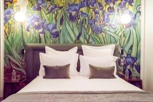 Postel nebo postele na pokoji v ubytování Hotel des Iris