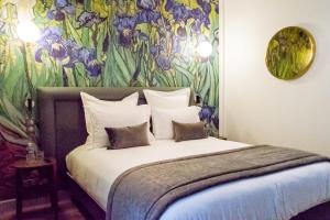 Postel nebo postele na pokoji v ubytování Hotel des Iris