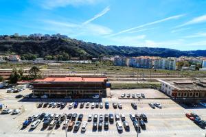 una vista aerea di un parcheggio con auto parcheggiate di Le stanze di Virgilio a Napoli