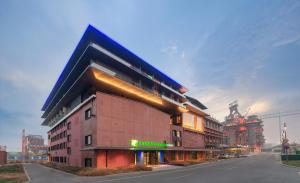 un edificio sul lato di una strada di Holiday Inn Express Beijing Shijingshan Parkview, an IHG Hotel a Pechino