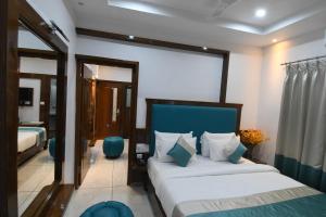 Hotel Lok Sagar Mysore客房内的一张或多张床位