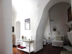 A seating area at Suite I Limoni