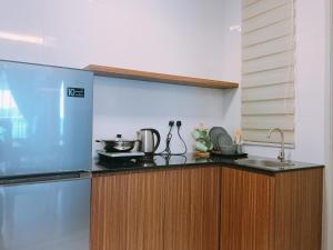 eine Küche mit einer Spüle und einem Kühlschrank in der Unterkunft Mykey The Wave A-23-15 Melaka City in Malakka