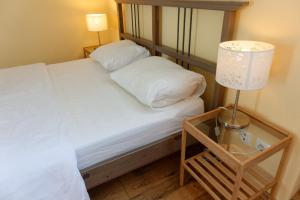 Un pat sau paturi într-o cameră la B10-SKY