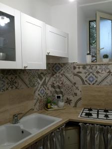 A kitchen or kitchenette at Suite I Limoni Még 37 kép