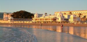 een groep gebouwen op een strand bij het water bij Summer Cádiz in Cádiz