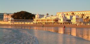 un gruppo di edifici su una spiaggia vicino all'acqua di Summer Cádiz a Cadice