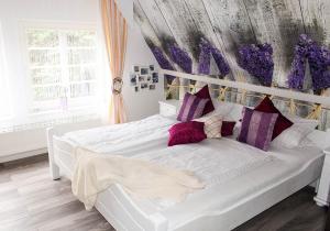 Un pat sau paturi într-o cameră la Forsthaus-Ferienhotel am Dobrock