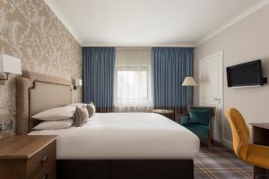 Habitación de hotel con cama y TV en Bridgewood Manor Hotel & Spa en Chatham