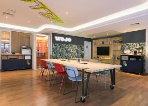 a meeting room with a long table and chairs at ibis Paris Montmartre Sacré-Coeur in Paris