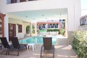 A piscina localizada em Ifestos Hotel ou nos arredores