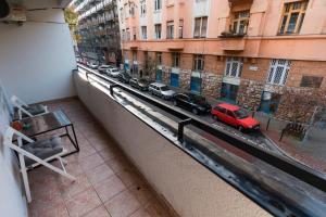 uma vista para uma rua a partir de uma janela de um edifício em Victor Hugo em Budapeste